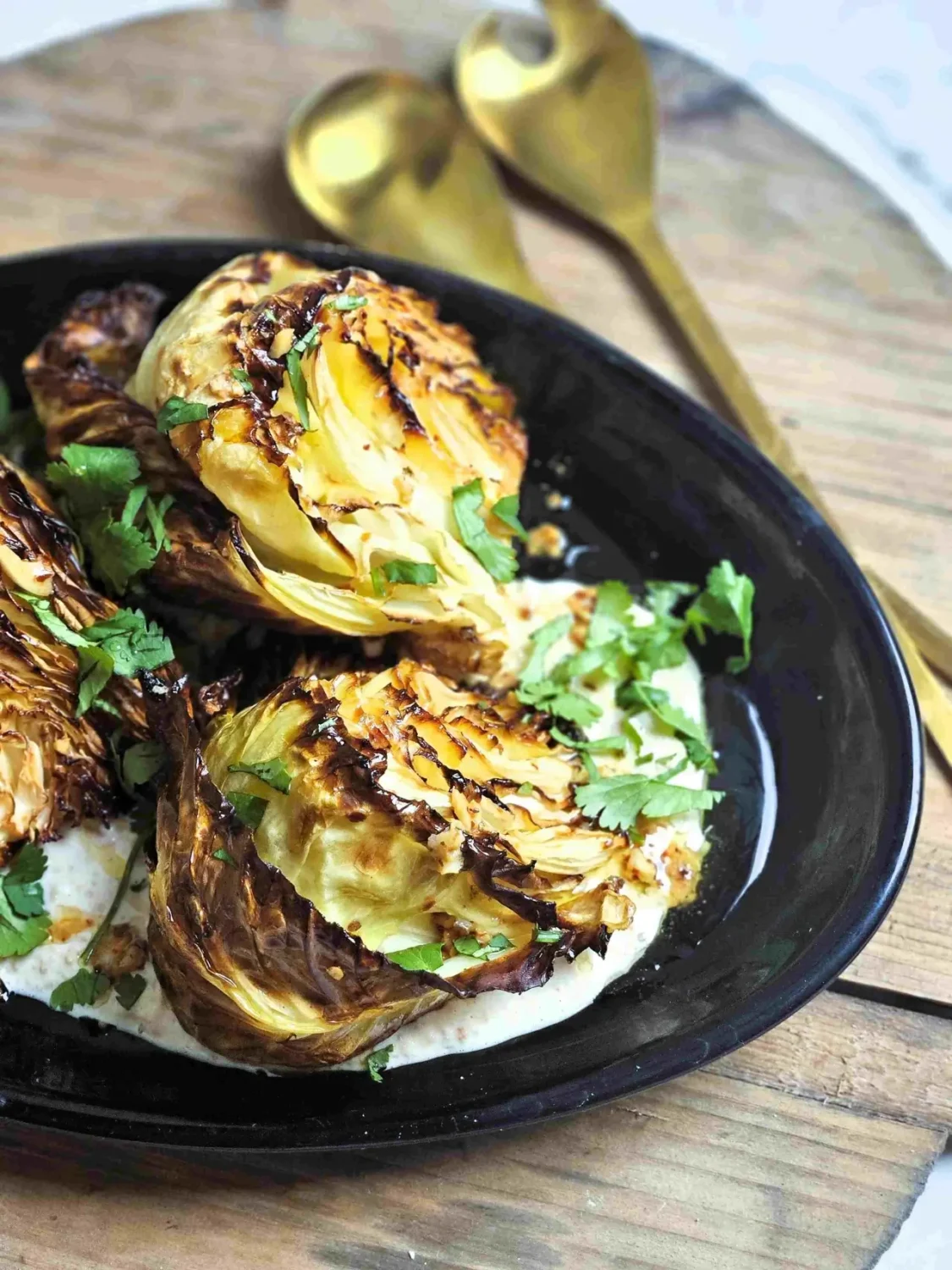 Recette : Chou grillé au beurre pimenté et tahin Chou grillé au beurre pimenté et tahin