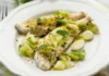 Cabillaud aux poireaux et câpres : la recette légère et raffinée prête en 30 minutes cabillaud aux poireaux et sauce aux câpres