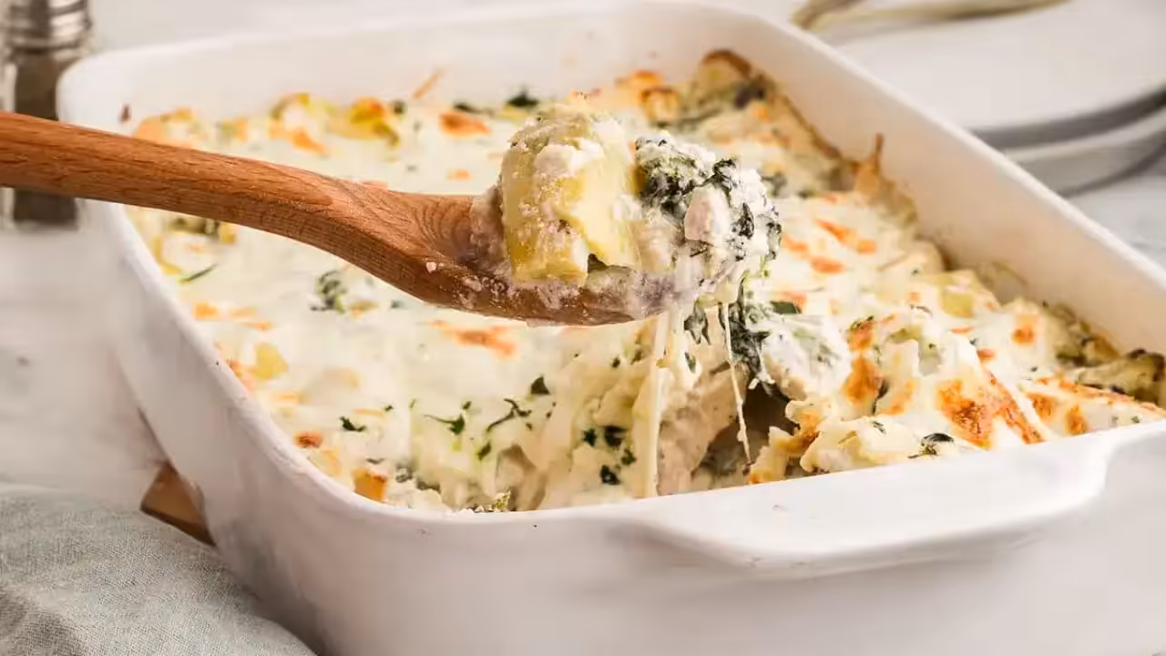 Casserole crémeuse au poulet épinards et artichauts
