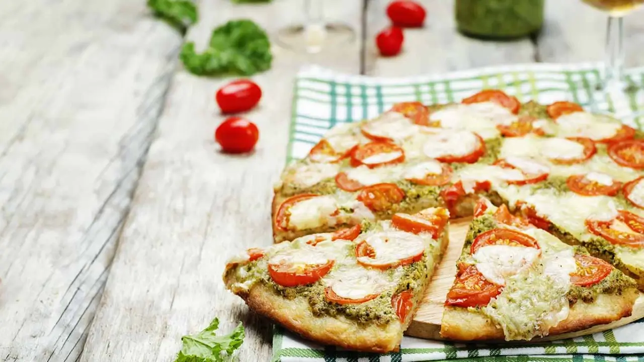 La pizza maison au pesto vert