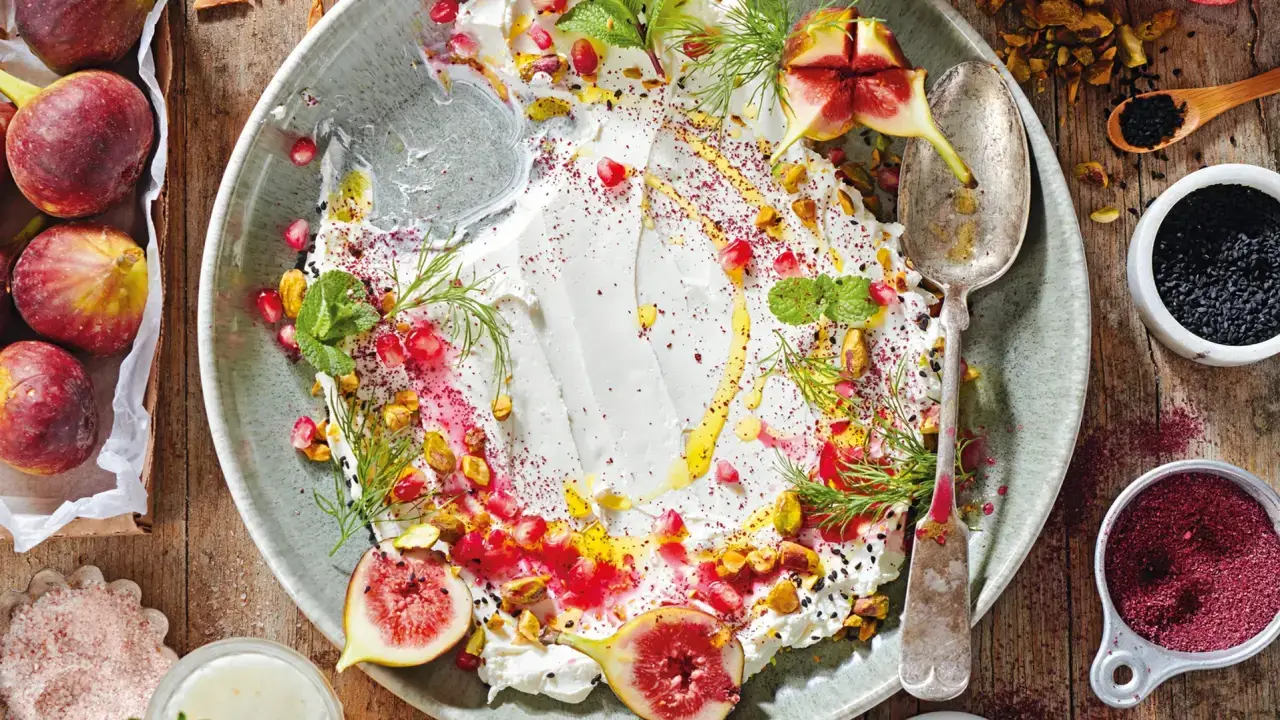 Labneh crémeux aux figues fraîches et grenade