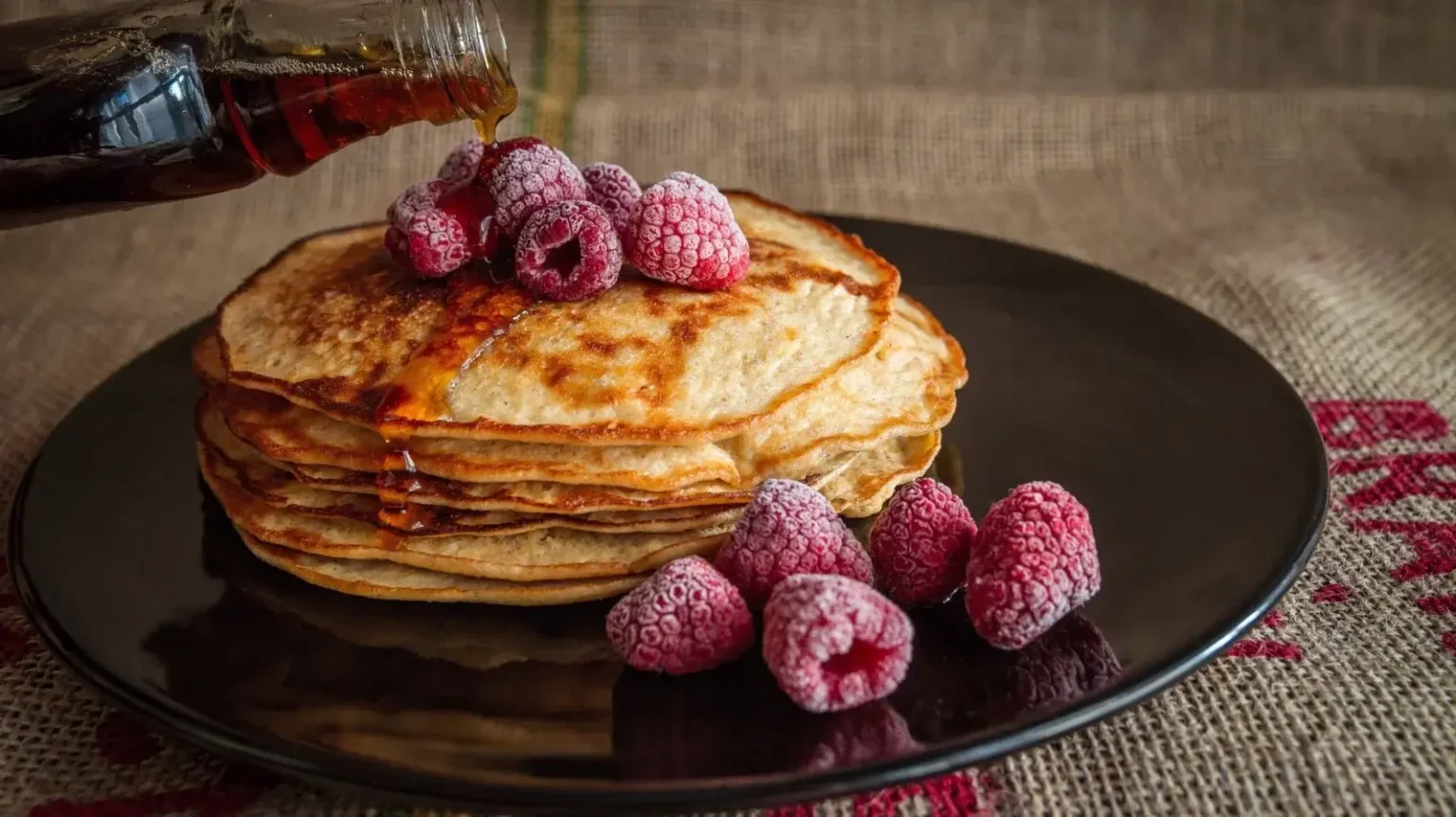 Pancakes moelleux aux framboises : le petit-déjeuner gourmand du dimanche pancakes fluffy framboises & sirop d’érable