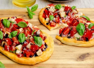 Feta, olives noires et basilic : cette pizza fraîche aux accents italiens fait l’unanimité pizza fraîche aux accents italiens