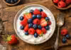 Bowl protéiné au Skyr et fruits rouges : recette saine et facile Bowl protéiné au skyr et fruits rouges