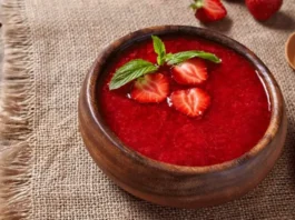 Soupe de fraises : le dessert frais et léger de Laurent Mariotte qui sent bon le printemps Soupe de fraises façon Laurent Mariotte