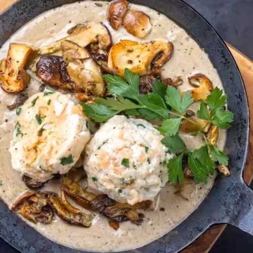knödel à la crème de champignons