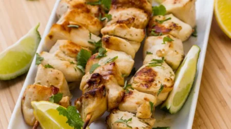 recette Brochettes de poulet marinées au citron et au romarin