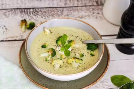 soupe crémeuse au brocoli et fromage frais