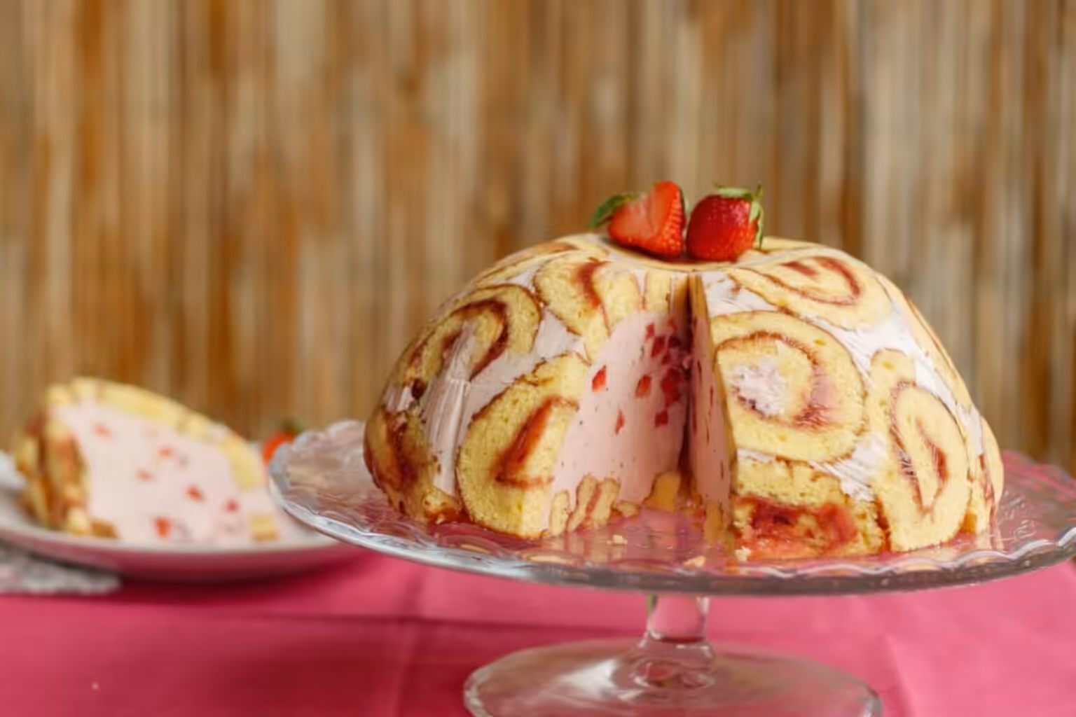 Cette charlotte royale aux fraises crée l’effet waouh dès le démoulage Charlotte royale aux fraises