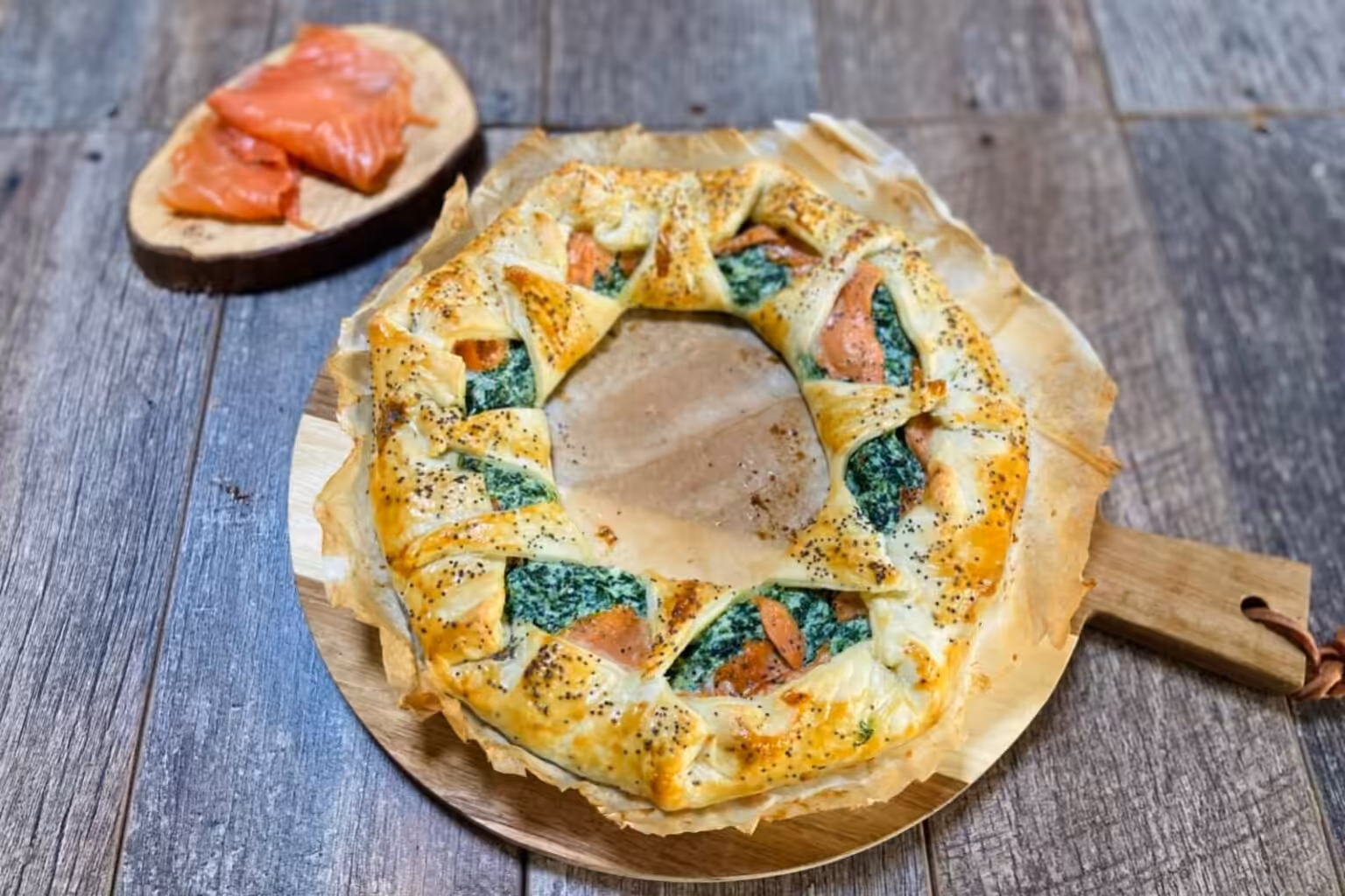 Couronne de pâte feuilletée au saumon et aux épinards
