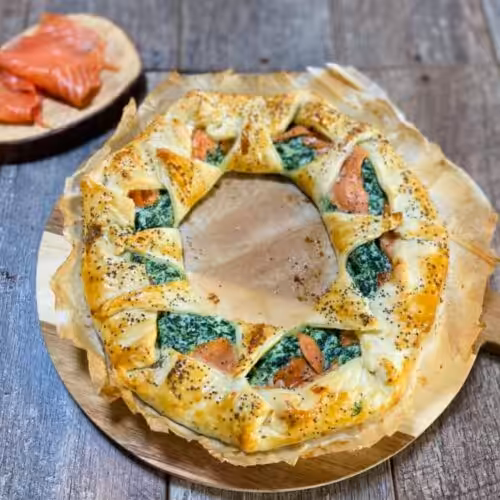Couronne de pâte feuilletée au saumon et aux épinards