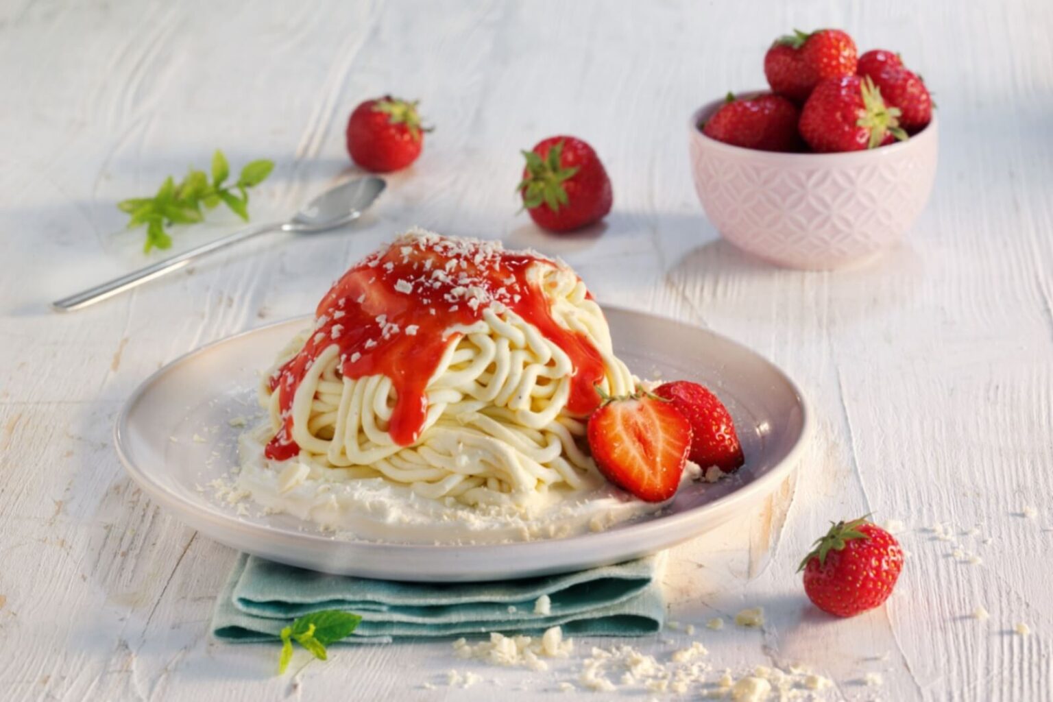 Glace spaghetti aux fraises