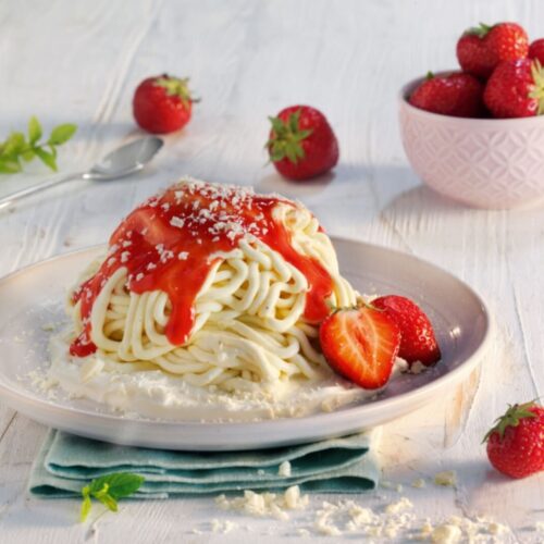 Glace spaghetti aux fraises