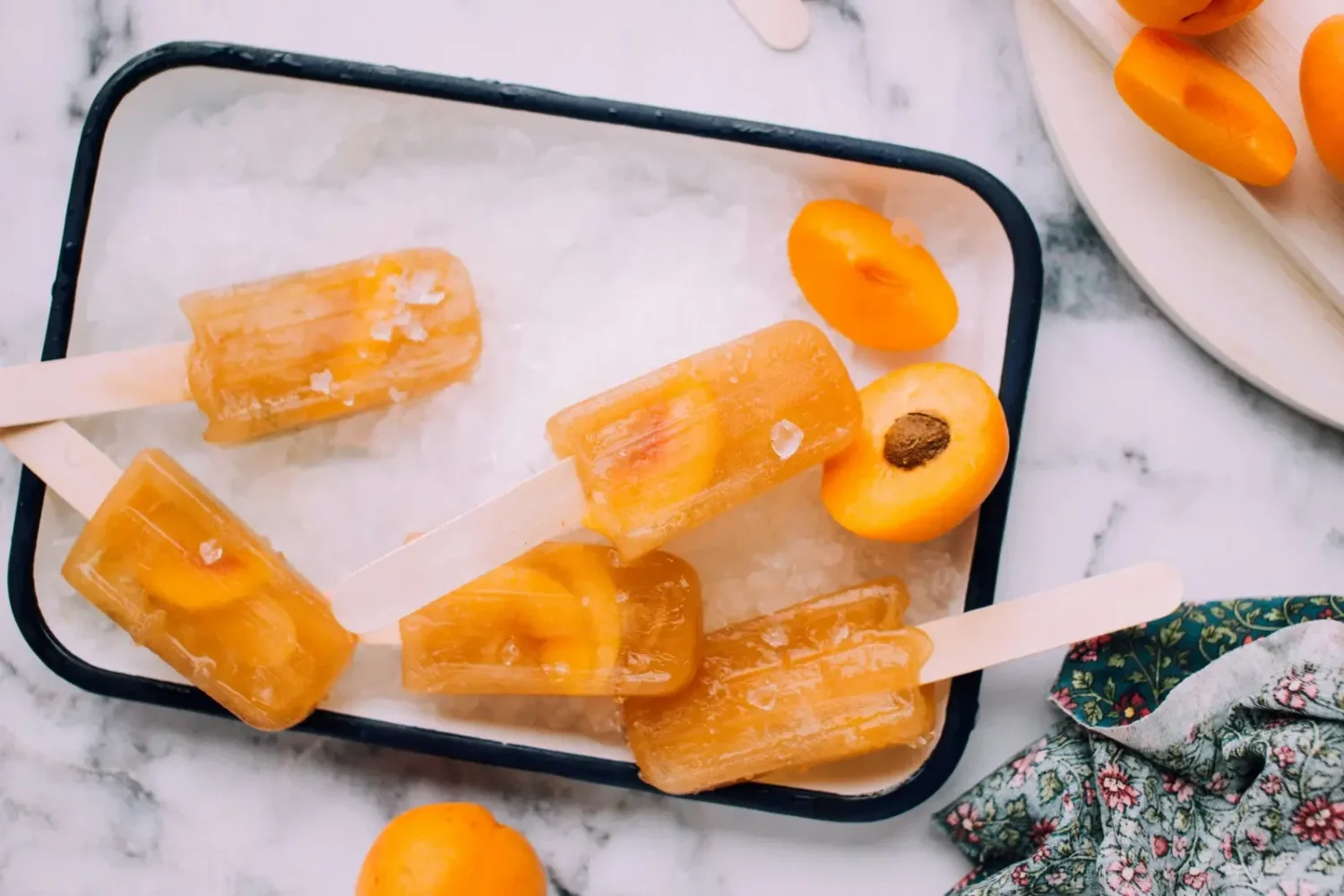 Glaces à l’eau maison aux fruits