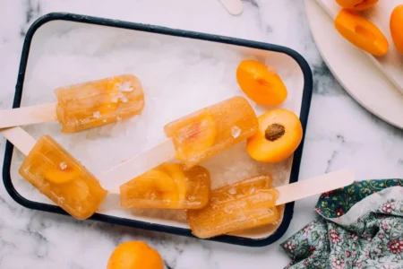 Glaces à l’eau maison aux fruits