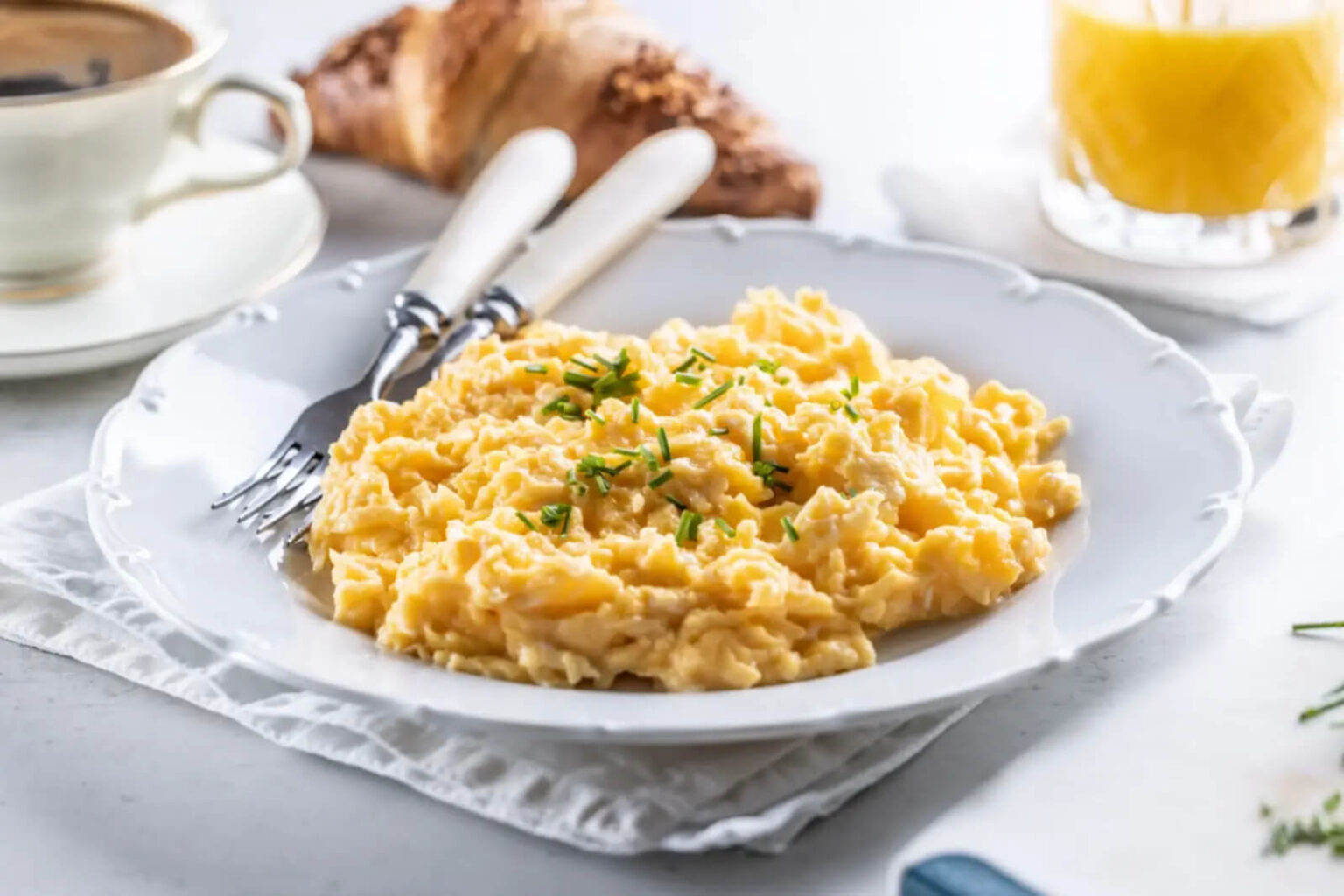 Œufs brouillés ultra moelleux : la technique toute simple qui change le petit-déjeuner Œufs brouillés ultra moelleux