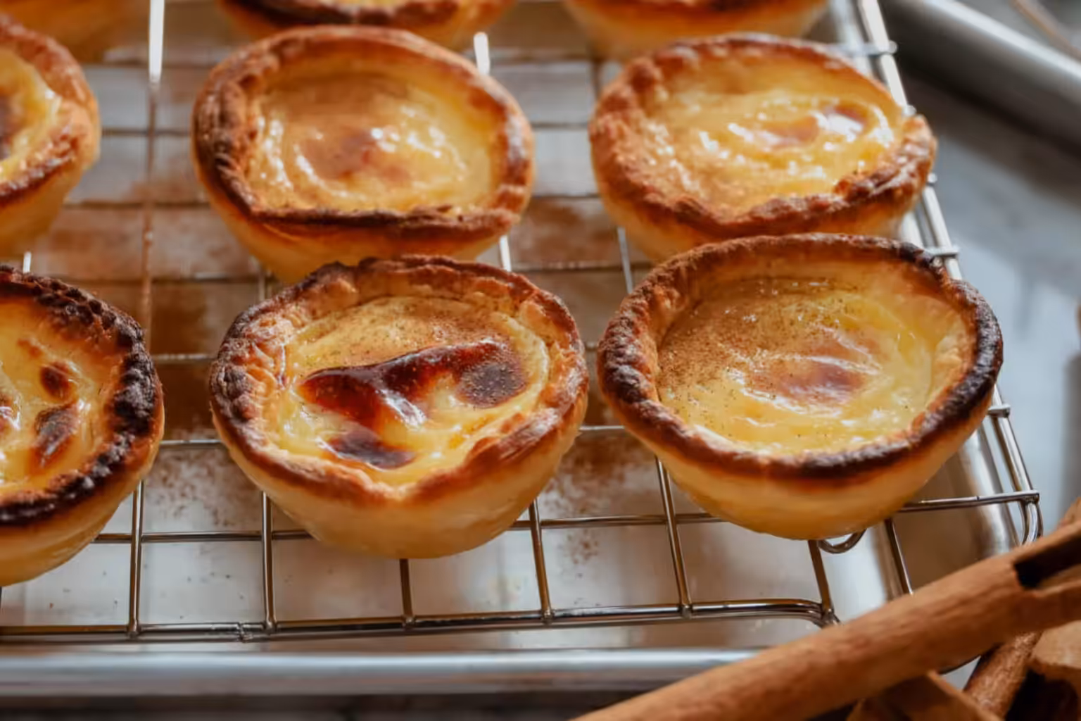 Le pastel de nata français : la version ultra feuilletée et vanillée qui fait craquer tout le monde Pastel de nata français