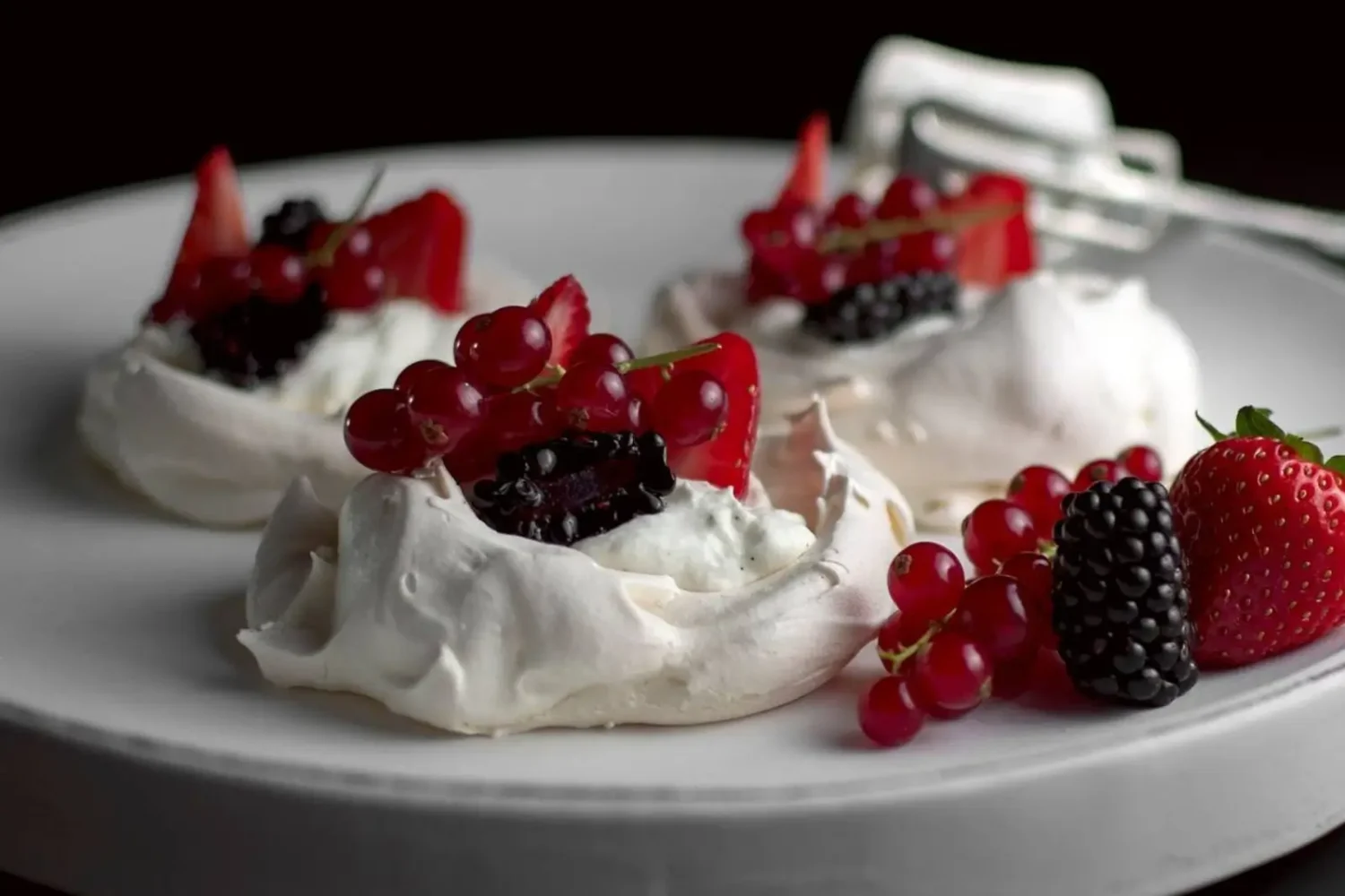 Pavlova aux fruits rouges : le dessert façon Cyril Lignac qui fait toujours son effet Pavlova aux fruits rouges