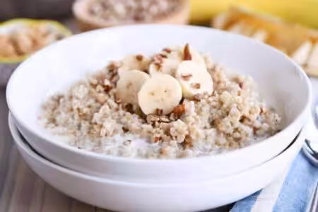 Porridge à la banane et aux noix
