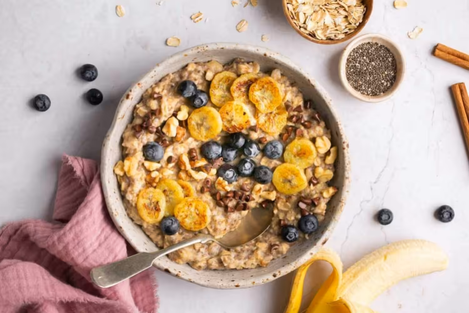 Ce porridge aux bananes caramélisées et chocolat transforme les matins ordinaires Porridge aux bananes caramélisées myrtilles et pépites de chocolat