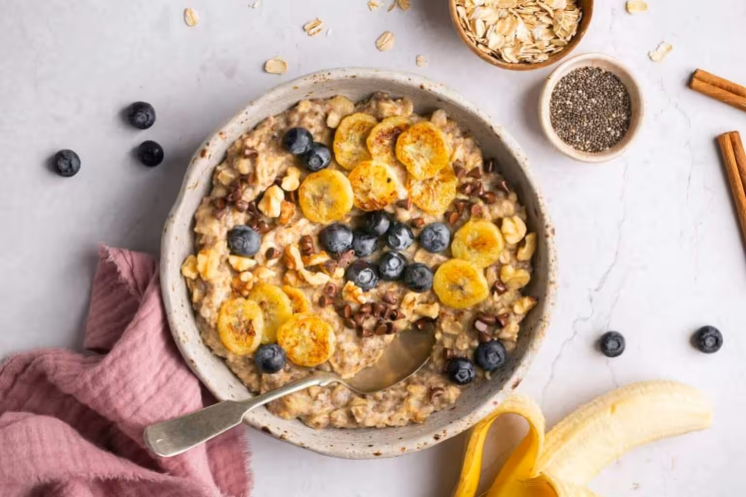 Porridge aux bananes caramélisées myrtilles et pépites de chocolat