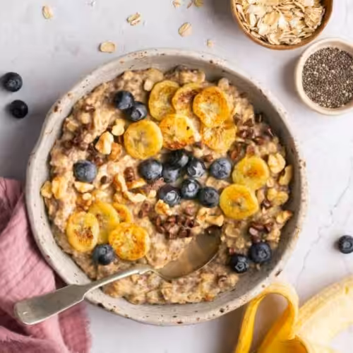 Porridge aux bananes caramélisées myrtilles et pépites de chocolat