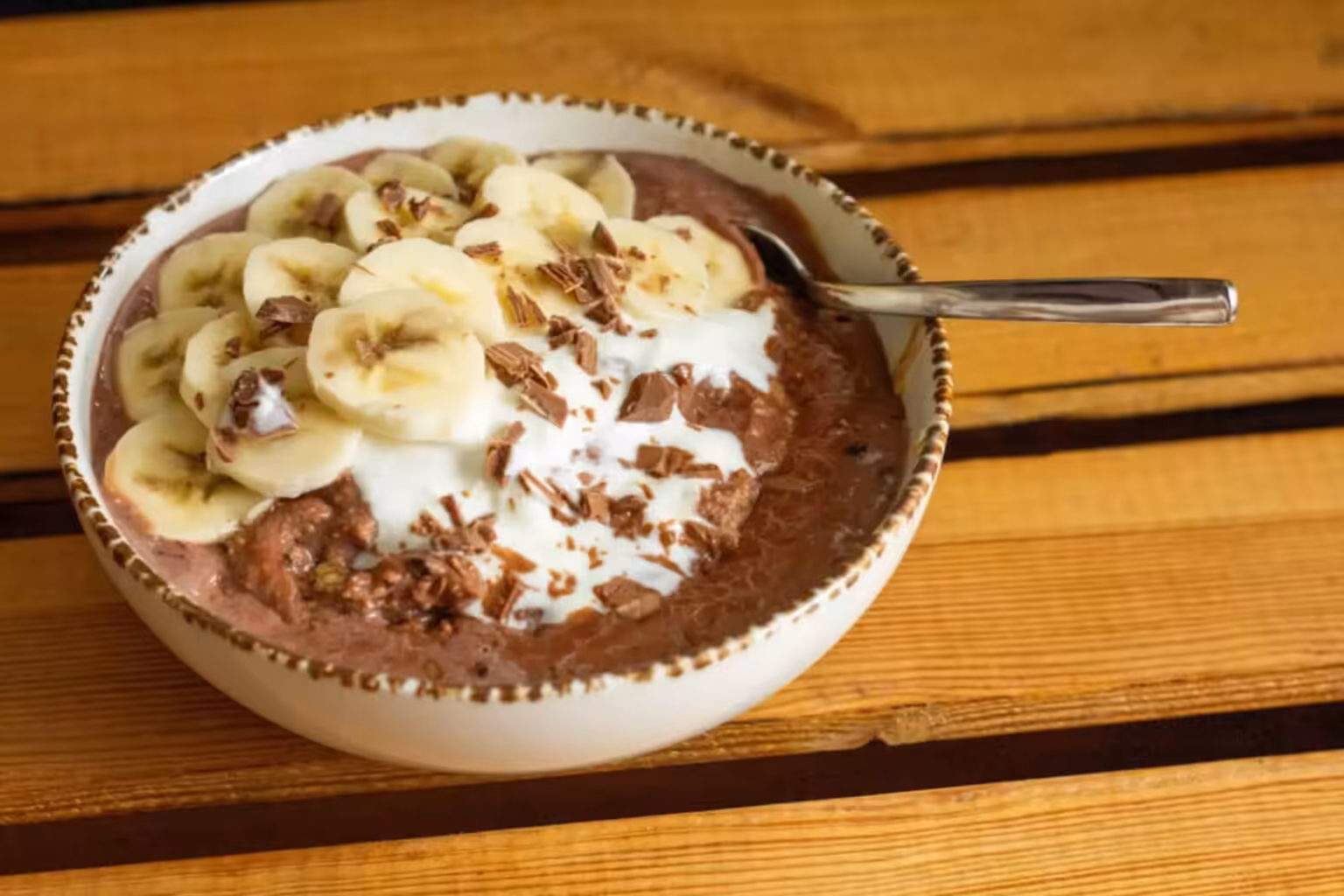 Ce porridge chocolat-banane ultra crémeux donne envie de se lever plus tôt Porridge chocolat banane