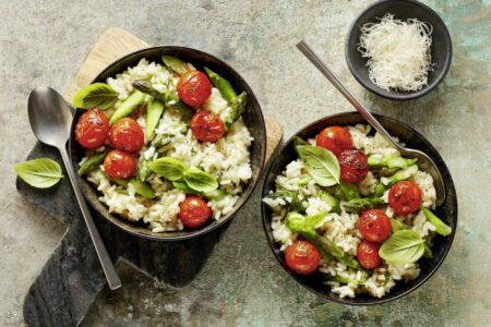 Risotto aux asperges et tomates : le plat crémeux et frais qui sent le printemps Risotto aux asperges et tomates