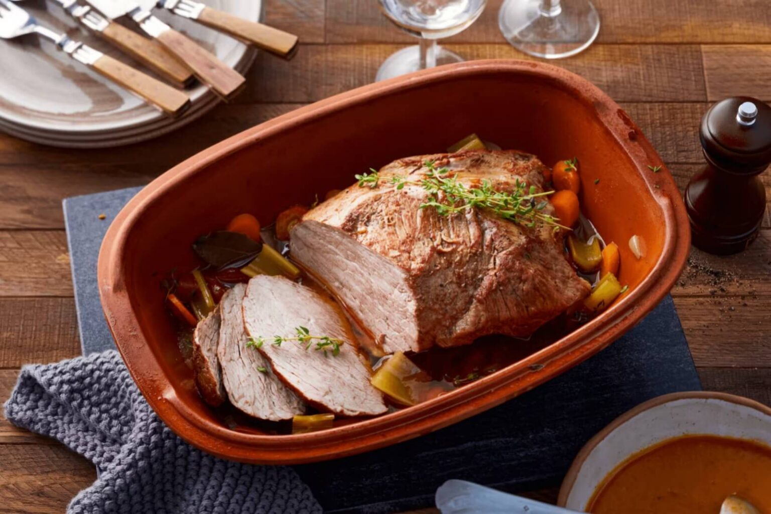 Rôti de veau en cocotte en terre cuite