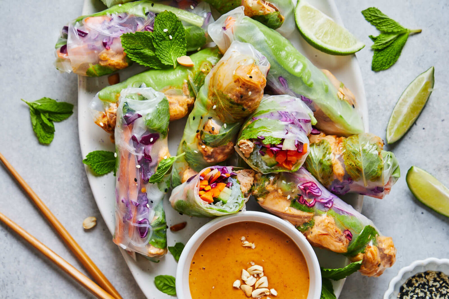 Rouleaux de printemps au saumon sauce cacahuète