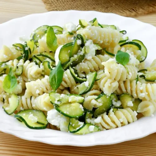 Salade de pâtes au pesto de courgettes