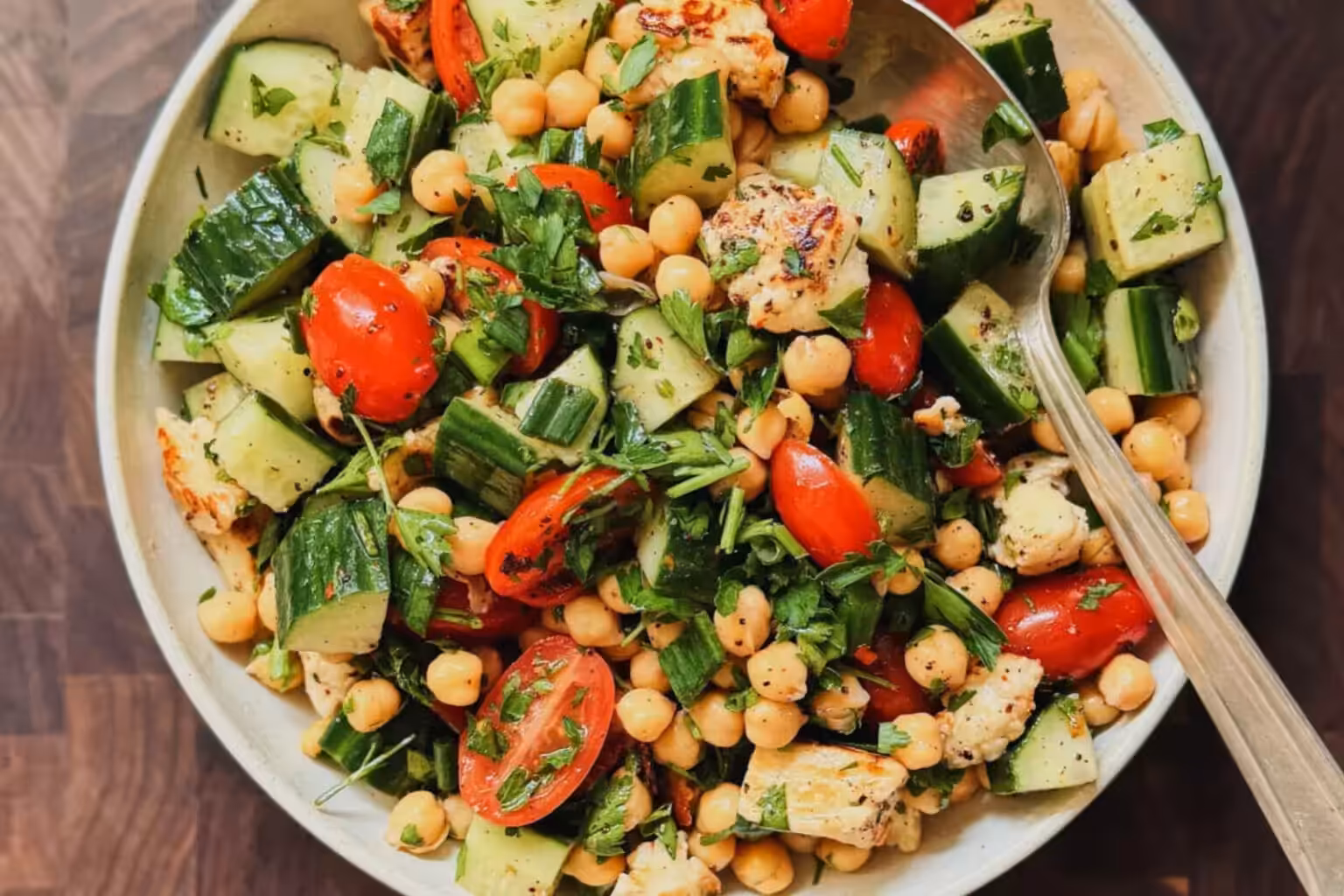 Salade méditerranéenne de pois chiches et halloumi grillé