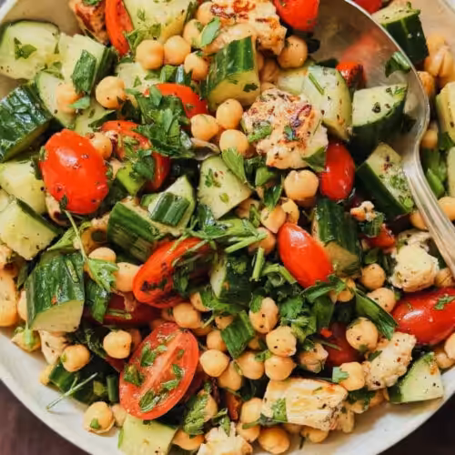 Salade méditerranéenne de pois chiches et halloumi grillé
