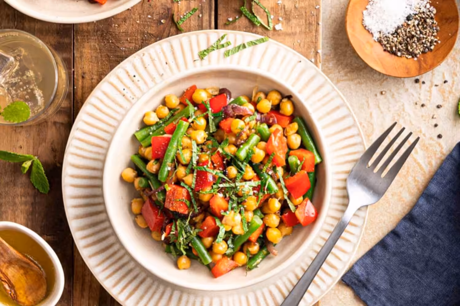 Salade méditerranéenne de pois chiches et haricots verts : le repas frais et complet de l’été Salade méditerranéenne de pois chiches et haricots verts