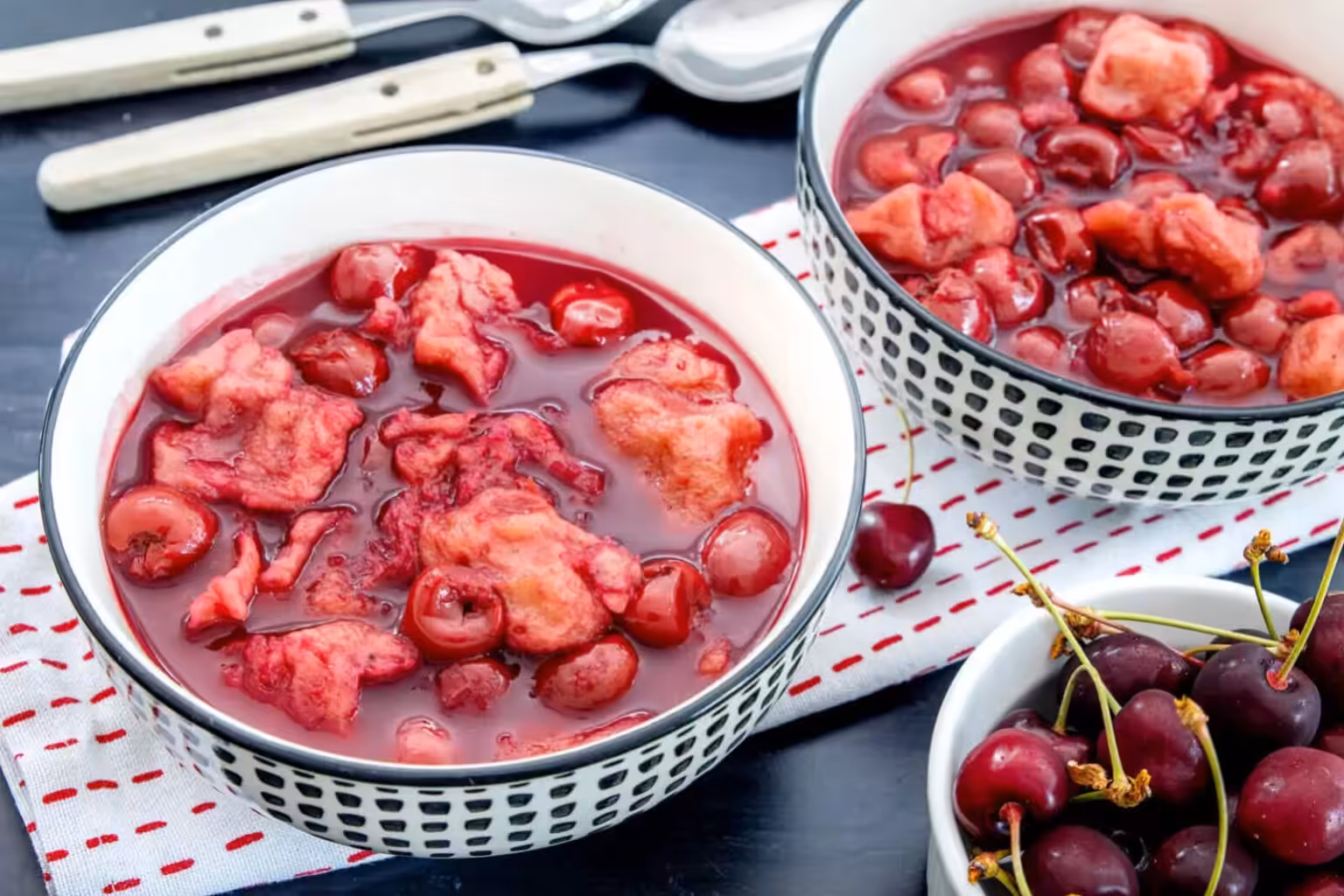 Soupe aux cerises et aux quenelles