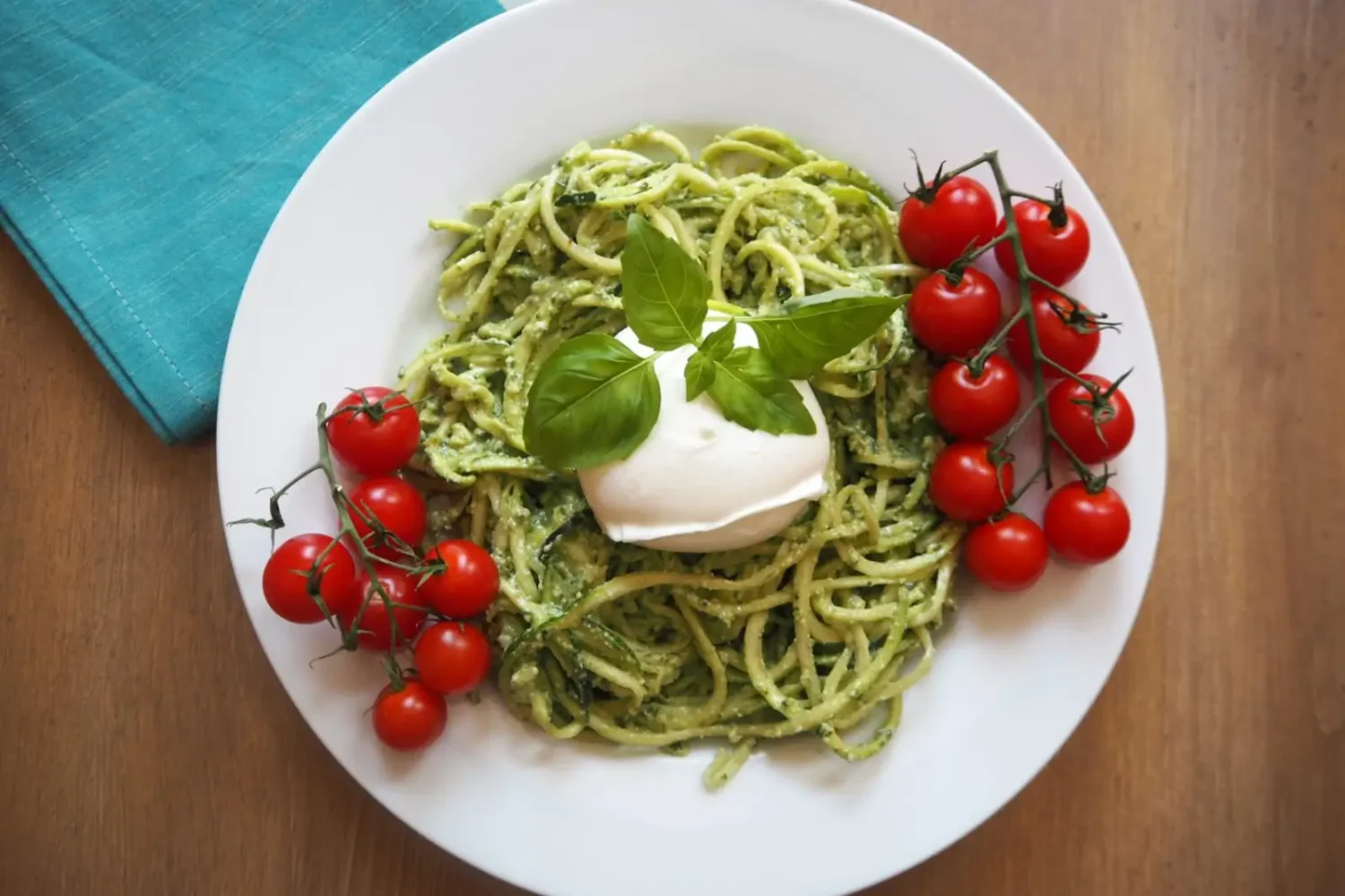 Spaghettis de courgette : l’alternative légère et ultra fraîche aux pâtes classiques Spaghettis de courgette au pesto