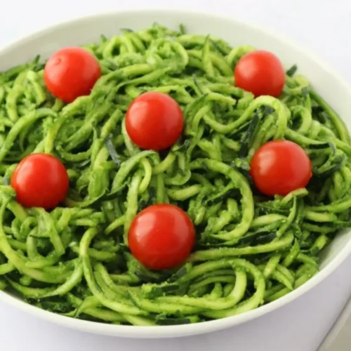 Spaghettis de courgette au pesto, feta et tomates cerises