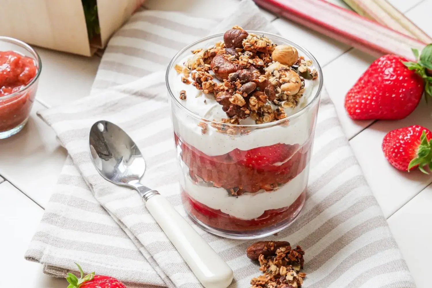 Compote, yaourt et granola maison : le petit-déjeuner sain, croustillant et rassasiant granola maison petit-déjeuner