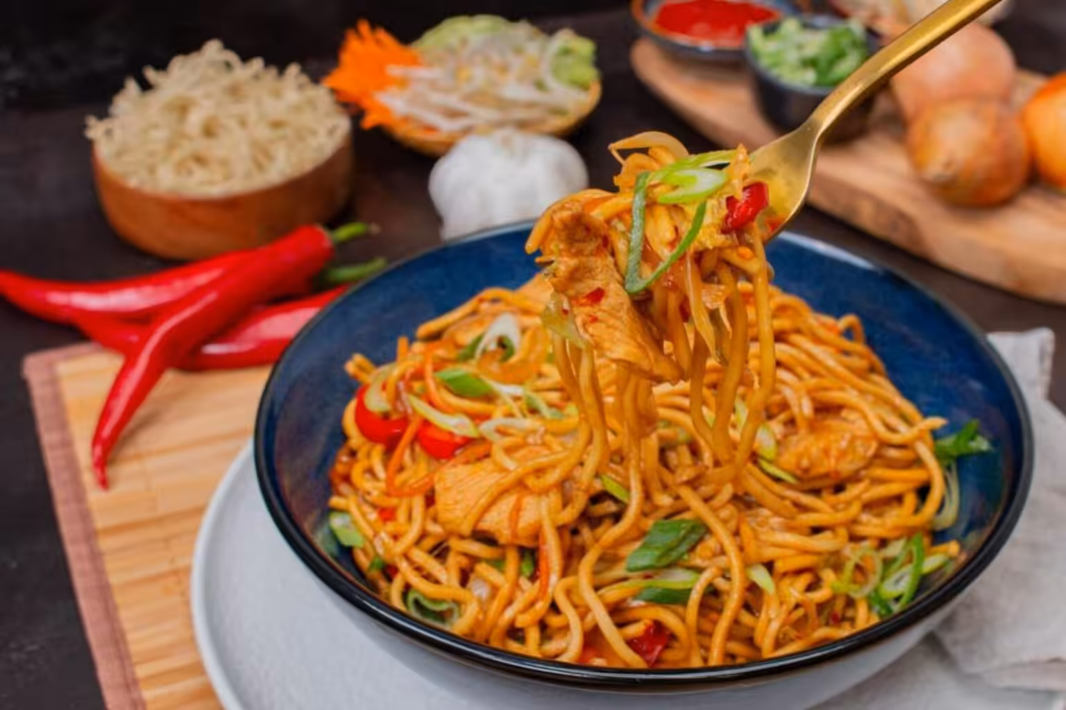 Nouilles sautées au poulet : le dîner express aux saveurs asiatiques qui rivalise avec le resto nouilles sautées au poulet