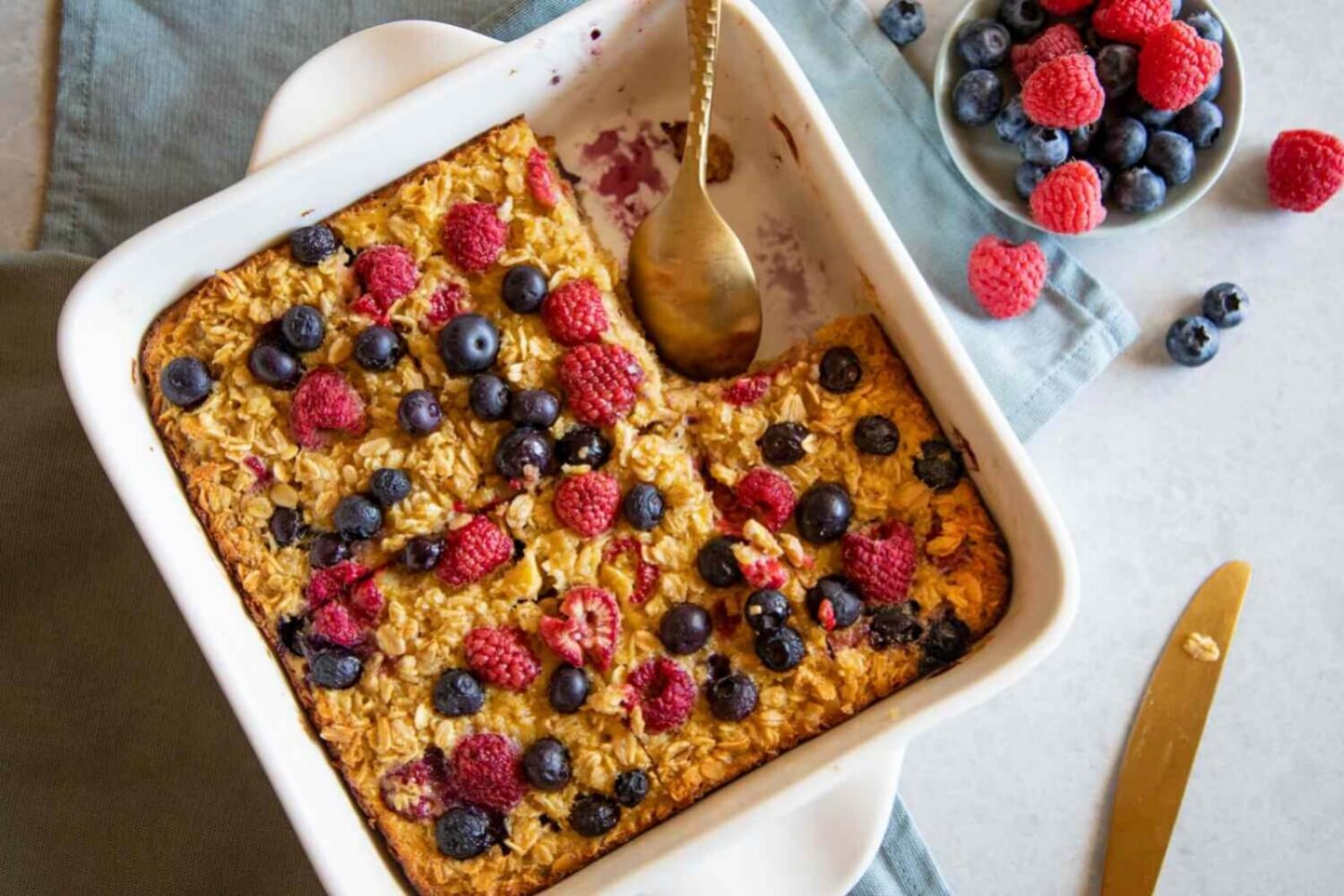 Baked Oatmeal aux Fruits Rouges : le petit-déjeuner gourmand à préparer la veille Baked Oatmeal aux fruits rouges