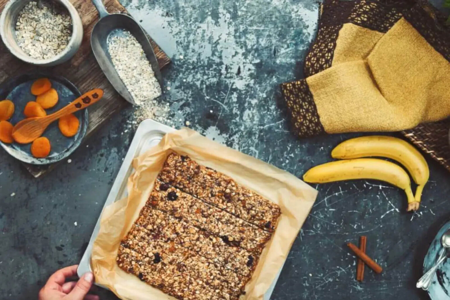 Barres de céréales aux abricots et à la banane : la recette maison saine et gourmande Barres de céréales aux abricots et à la banane
