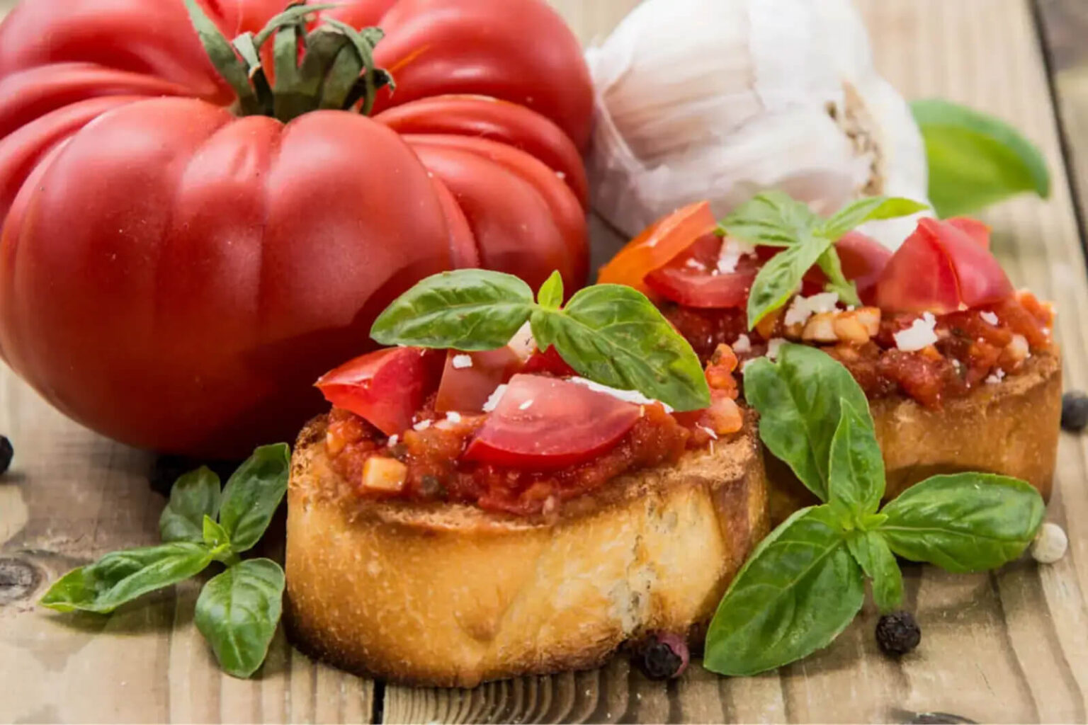 Bruschettas aux tomates, basilic et feta : l’entrée méditerranéenne prête en 10 minutes Bruschettas aux tomates, basilic et feta