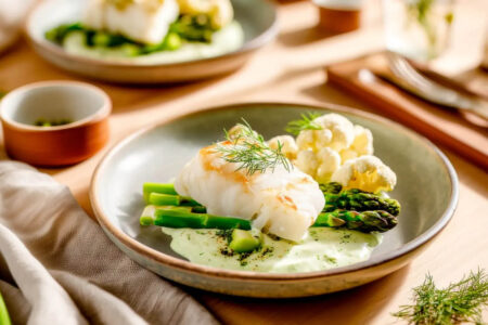 Cabillaud, crème de chou-fleur et asperges vertes