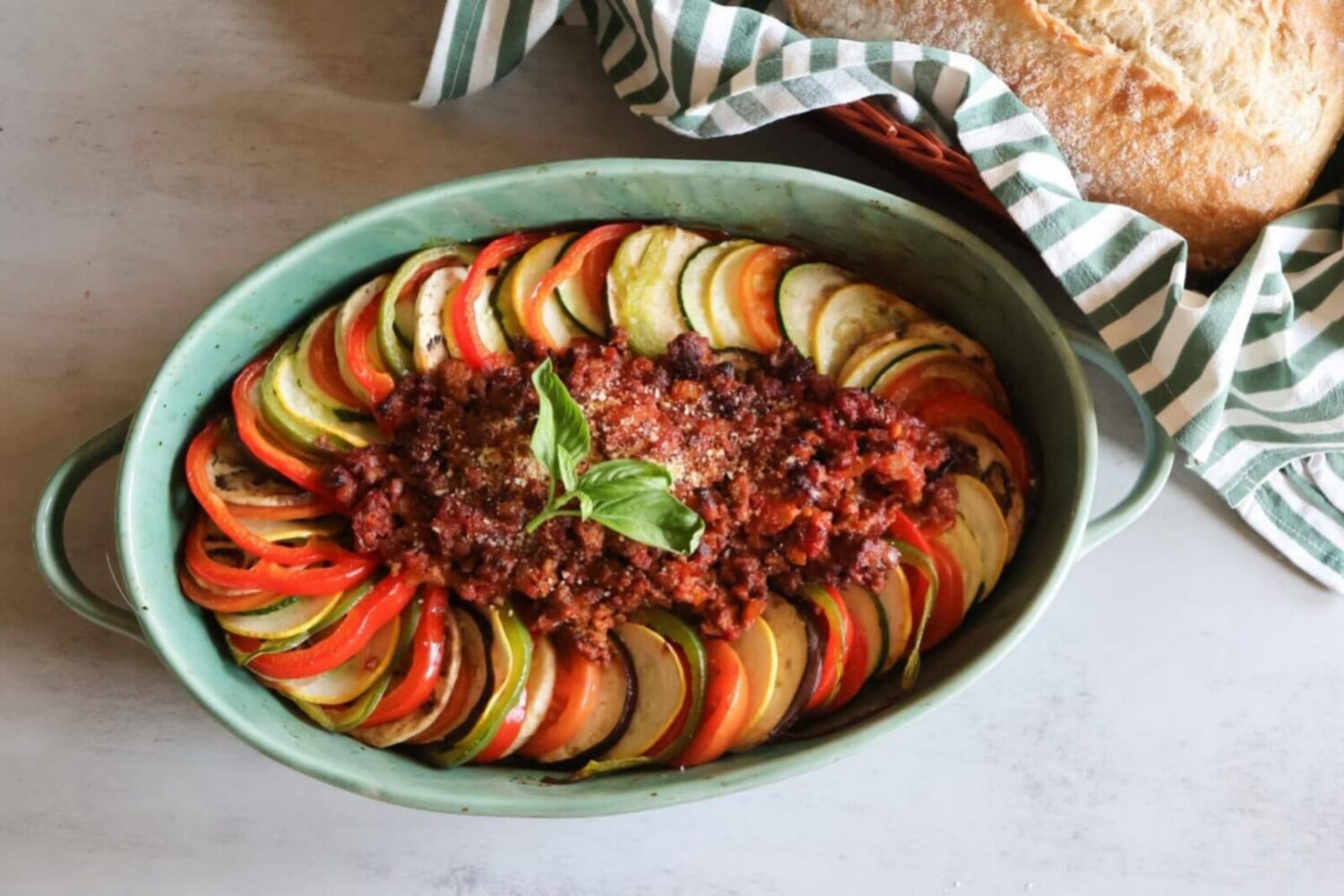 Couronne de légumes à la bolognaise : le plat coloré qui impressionne à table Couronne de légumes à la bolognaise