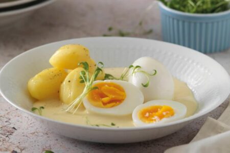 Œufs à la sauce moutarde avec pommes de terre