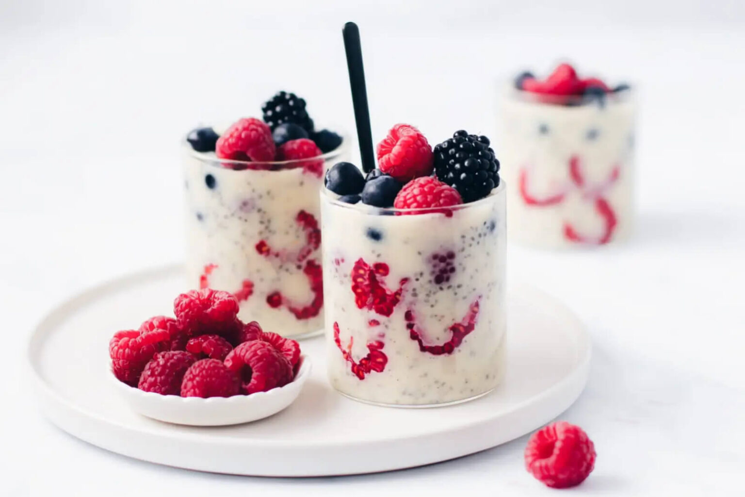 Petit-déjeuner sain : pudding de chia à la vanille et aux fruits rouges est prêt dès le réveil Pudding de chia à la vanille et aux fruits rouges