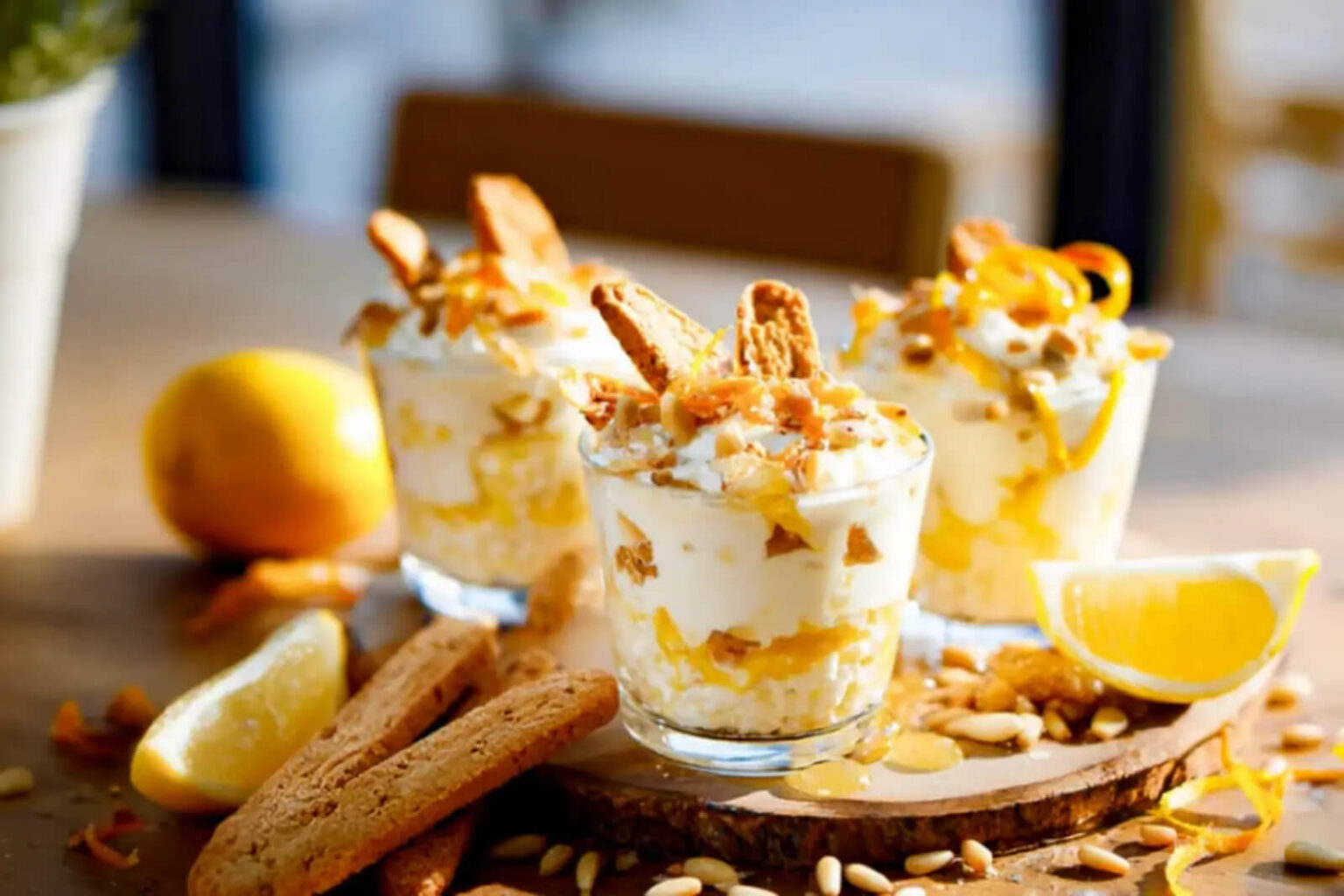 Verrines de ricotta au citron, miel et pignons : le dessert frais sans cuisson Ricotta au citron et au miel avec des pignons de pin grillés