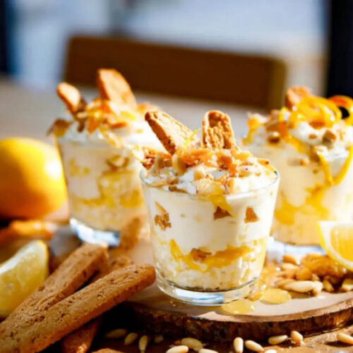 Ricotta au citron et au miel avec des pignons de pin grillés