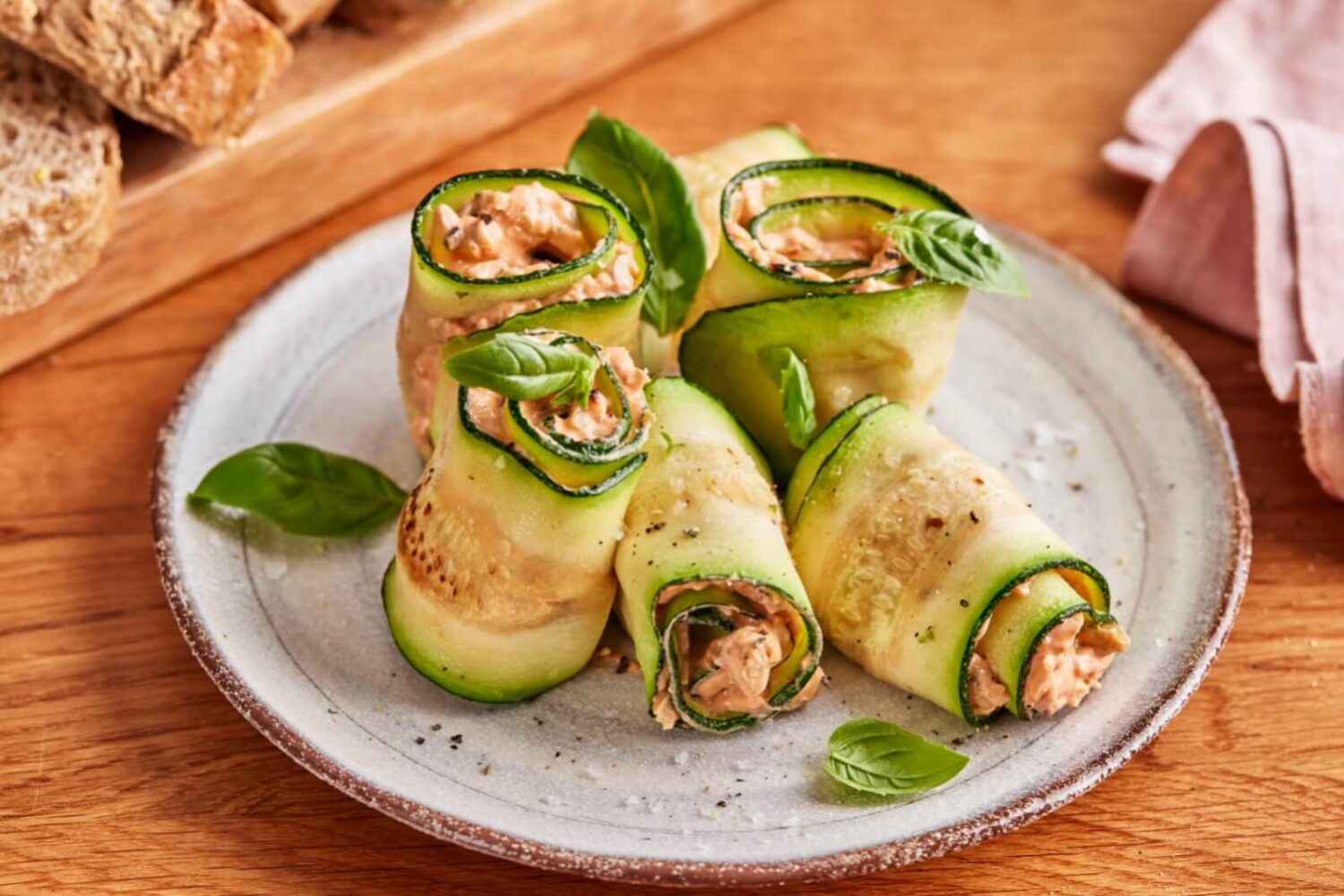 Rouleaux de courgettes à la crème épicée : la recette légère de l’été Rouleaux de courgettes à la crème épicée
