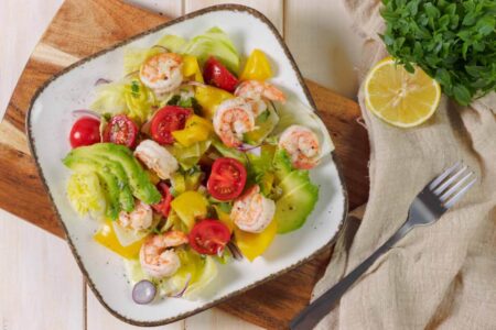 Salade de crevettes, avocat et mangue